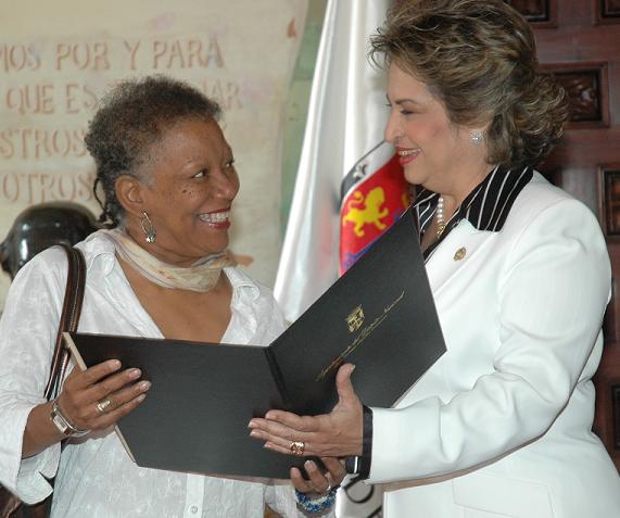 Ayuntamiento del Distrito honra a poetas extranjeros