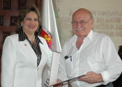 Durante un acto solemne en el Palacio Municipal de la Feria