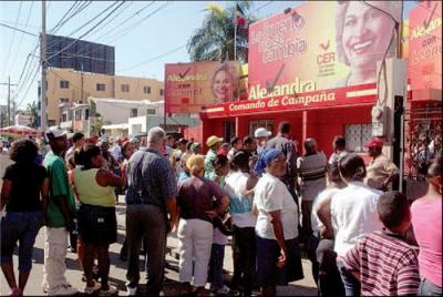 Alexandra Izquierdo entrega cajas navide&ntilde;as