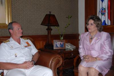 Capit&aacute;n de buque escuela visita Ayuntamiento del Distrito Nacional