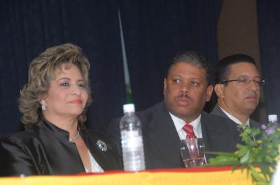 Alexandra Izquierdo dicta conferencia magistral a casa llena