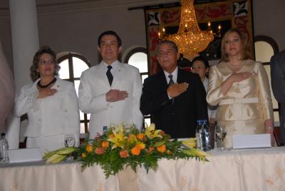 Roberto Salcedo entrega la llave de Santo Domingo al presidente de Taiw&aacute;n