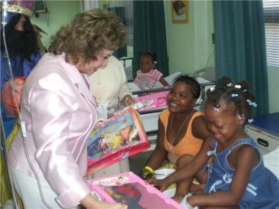 Alexandra Izquierdo entrega juguetes a ni&ntilde;os internos en el Robert Reid Cabral.