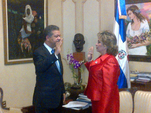 Presidente Leonel Fern&aacute;ndez juramenta a nueva directora Proindustria Alexandra Izquierdo